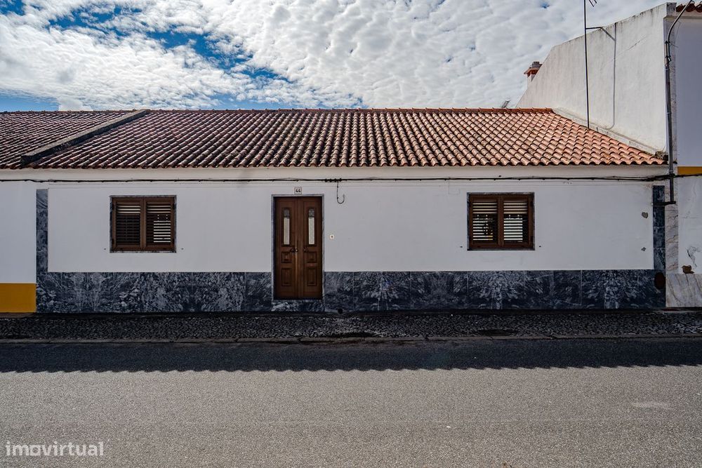 Moradia com Quintal e Garagem à Venda em Viana do Alentejo