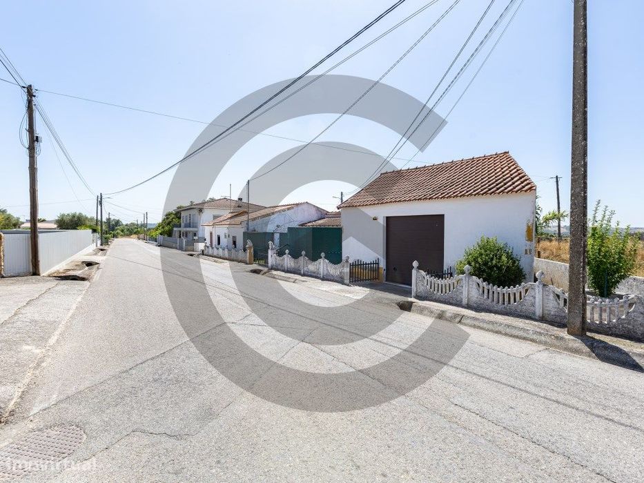 Moradia T2+1 em Estilo Rústico com Garagem e Pátio