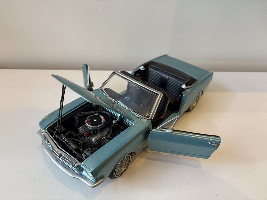 Model Ford Mustang 1:18 Revell (ertl bburago maisto welly)