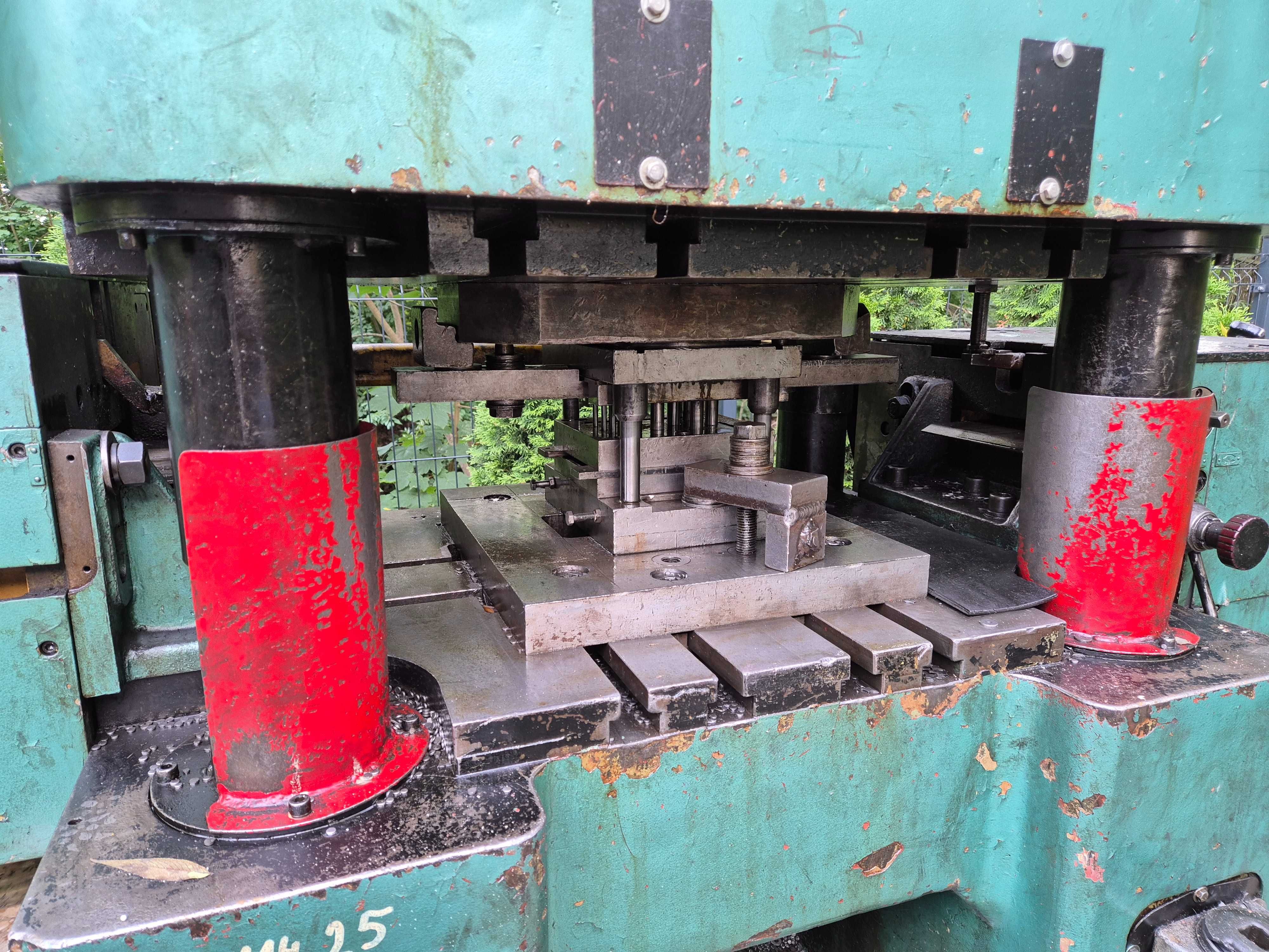 Prasa automatyczna szybkobieżna z podajnikiem i obcinakiem 63 tony