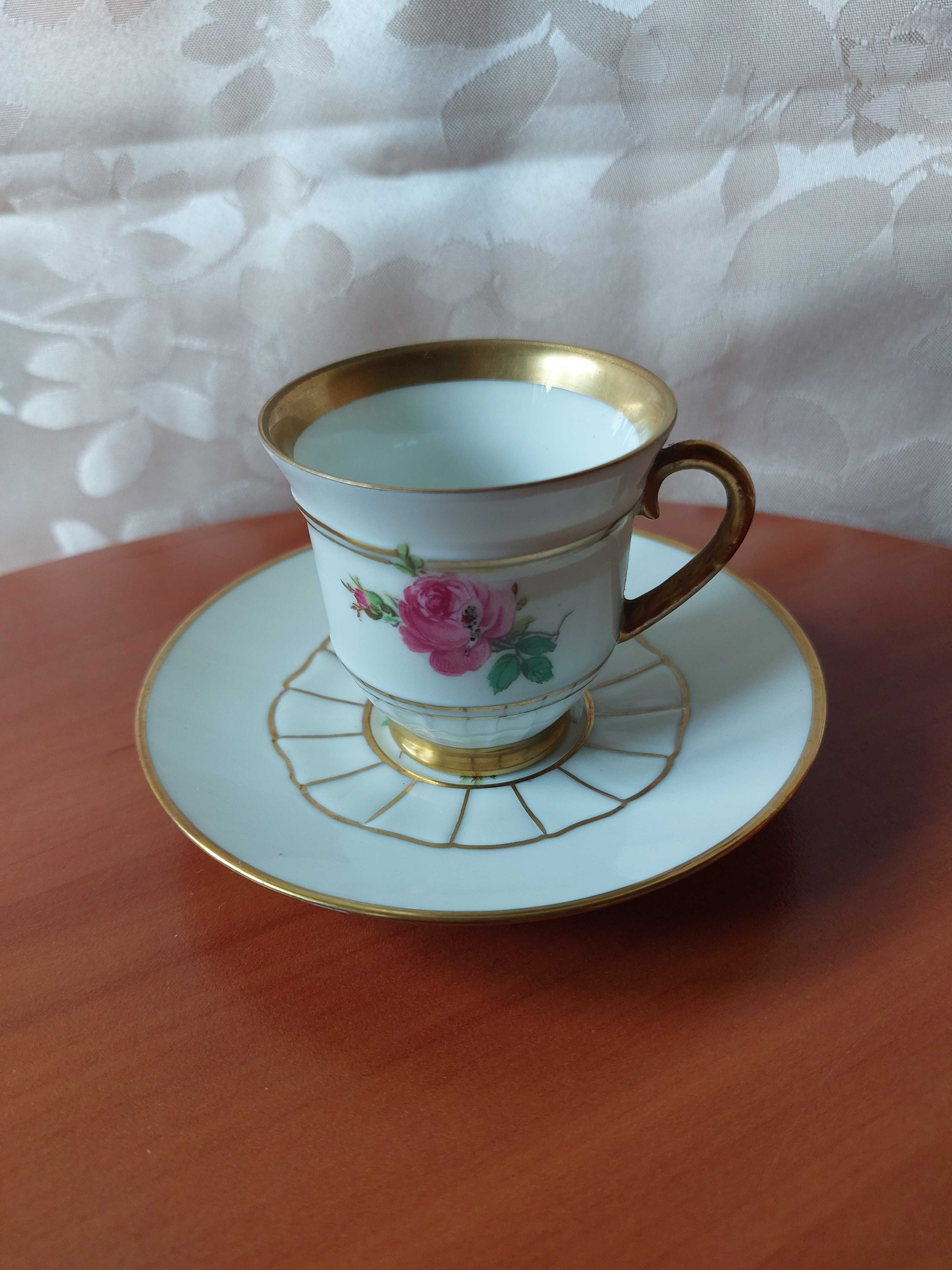 Porcelanowa sygnowana filiżanka kolekcjonerska z różyczką.