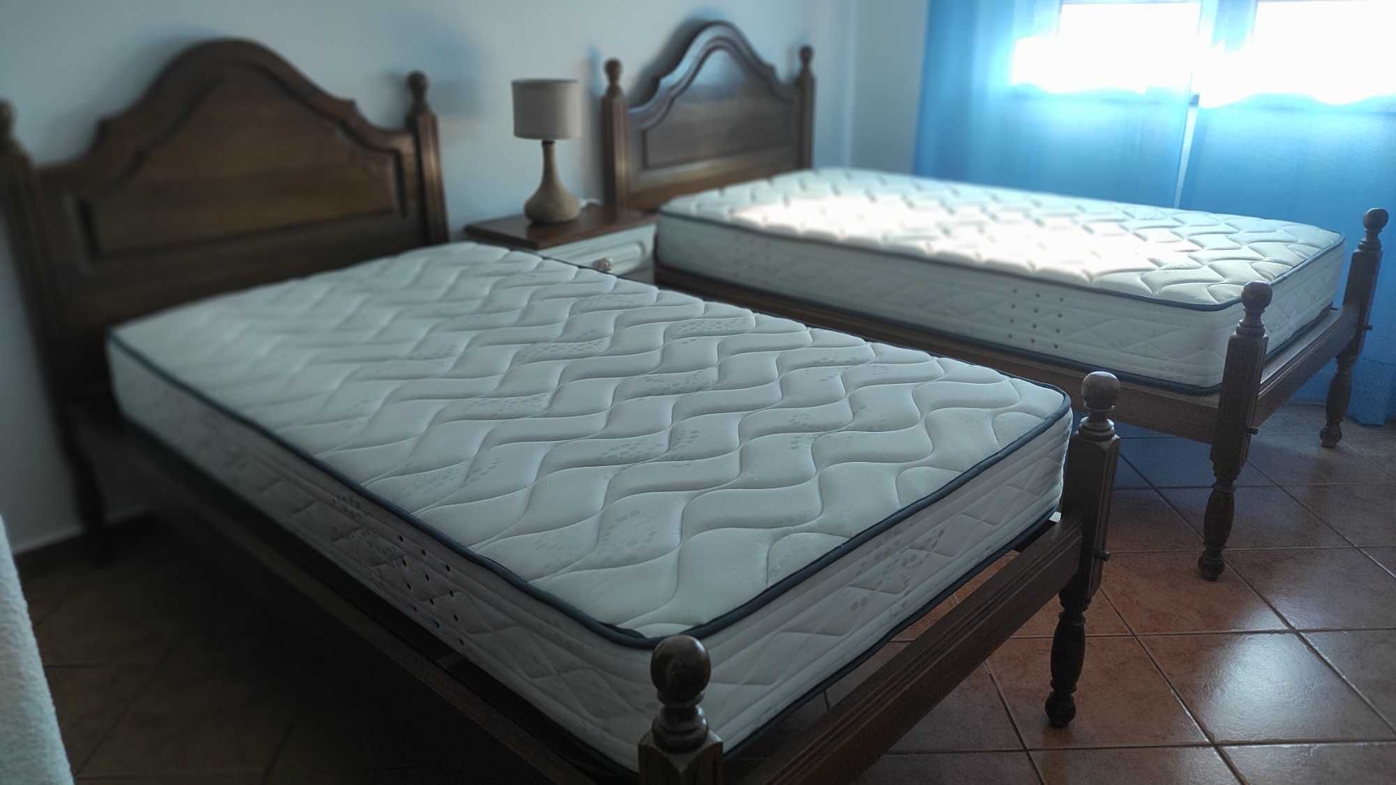 Cama individual e mesa de cabeceiraem madeira maçica