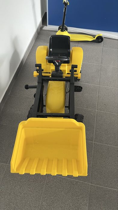 Trator escavadoura criança