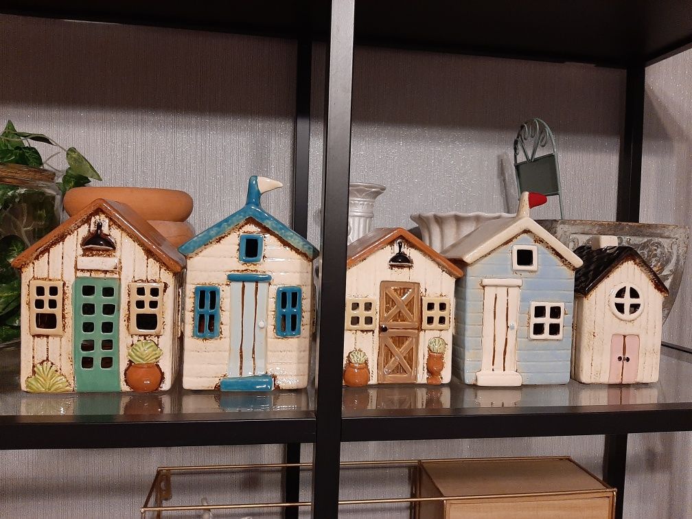 Ceramiczne domki, świeczniki, kamieniczki.