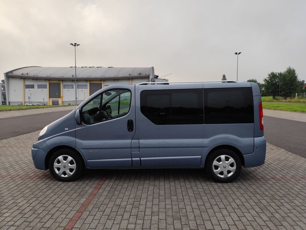 Wynajem busa Trafic 8 osobowy box bagaznik na rowery Transport osób