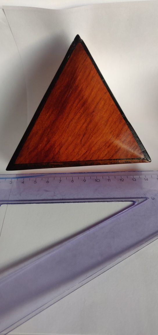 Caixa triangular em madeira