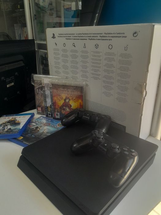 Playstation 4 Slim 500gb , два джойстики