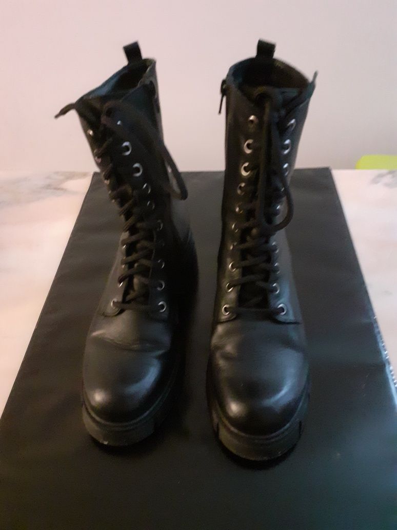 Vendo sapatos e botas novas.