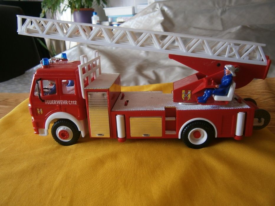 (c47)-Camião  bombeiros antigo c/3 tripulantes  cpmº//28cm bom estado