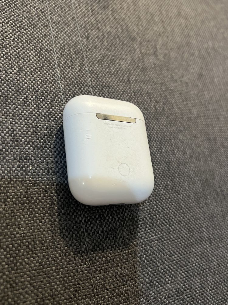 Продам кейс airpods 1