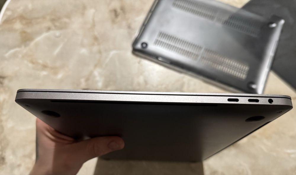 MacBook Pro 13”, 2018 Touch Bar, i7, 16/512