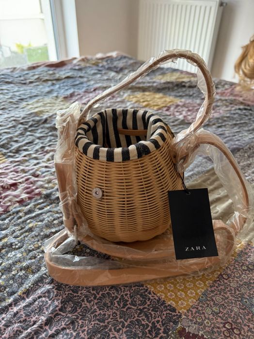 Mała torebka z rafii Zara