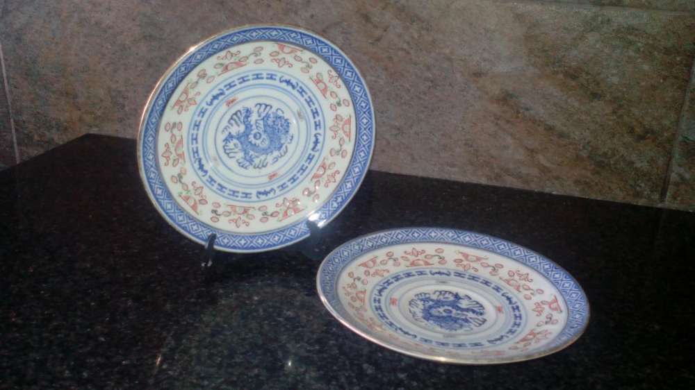 Dois pratos decorativos