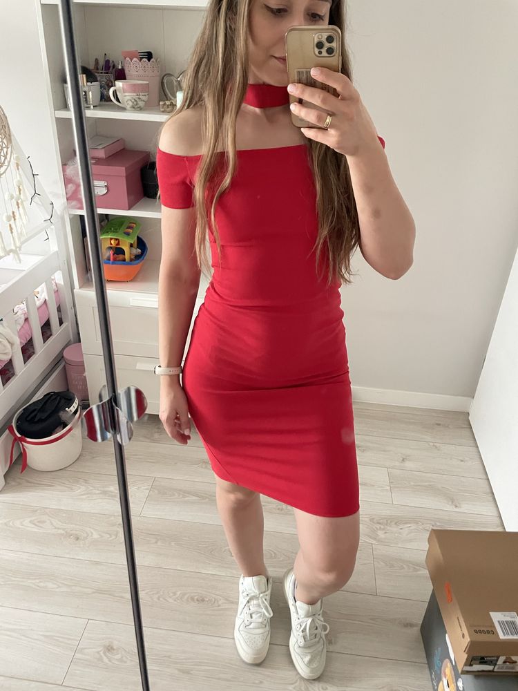 Czerwona dopasowana sukienka z chokerem boohoo