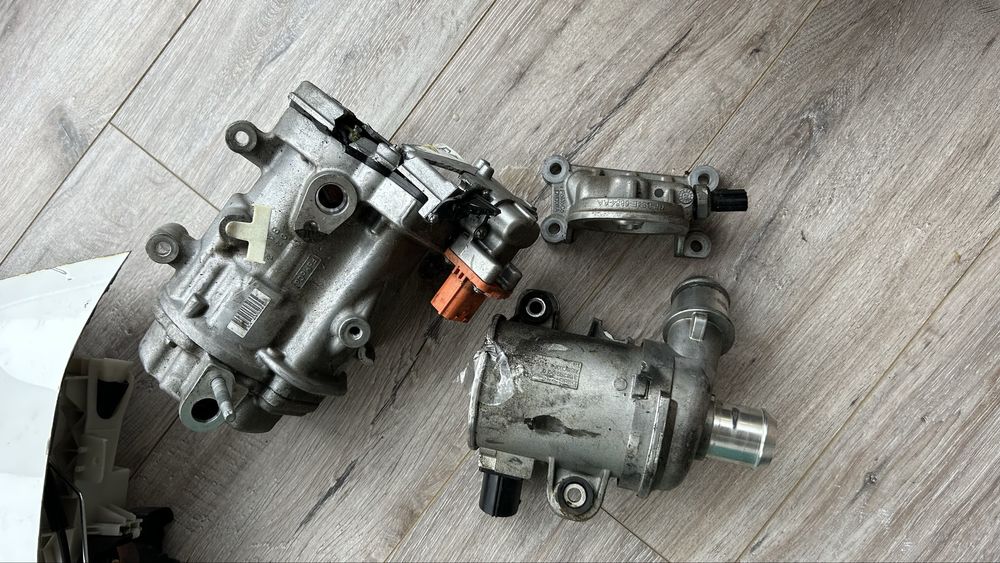 Компресор кондиціонера, помпа на  гібрид Ford escape mk4