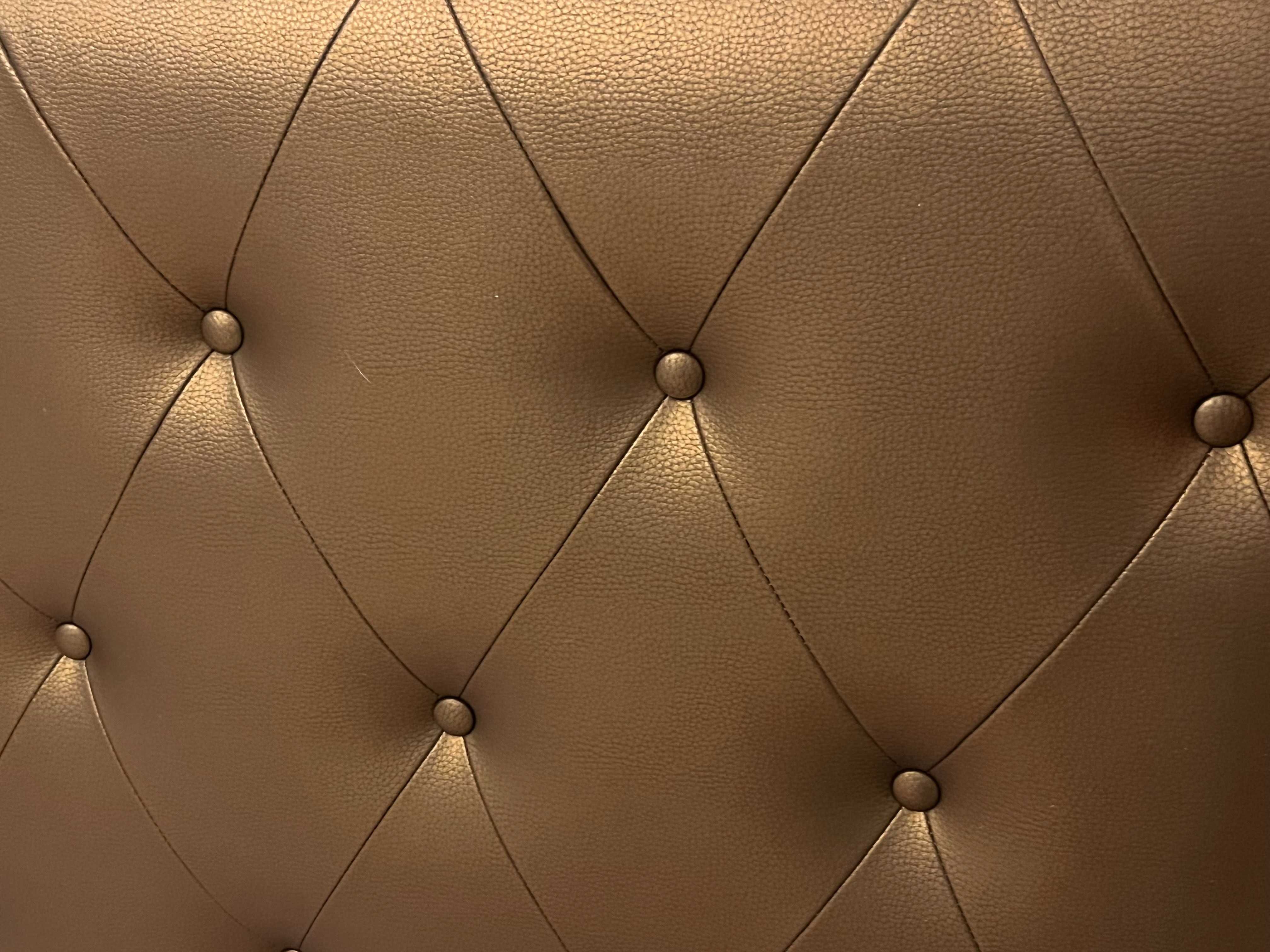 Cabeceira de cama cor bronze imitação de pele