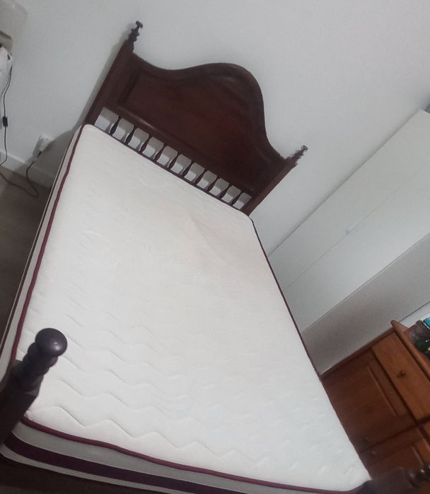 Cama de casal de madeira