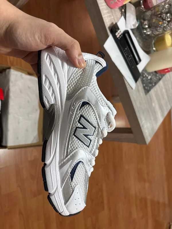Biały^oczekiwać^NewBalance530^UnisexTrampki Roz.37.5