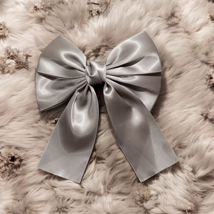 Długa elegancka srebrna kokarda do włosów