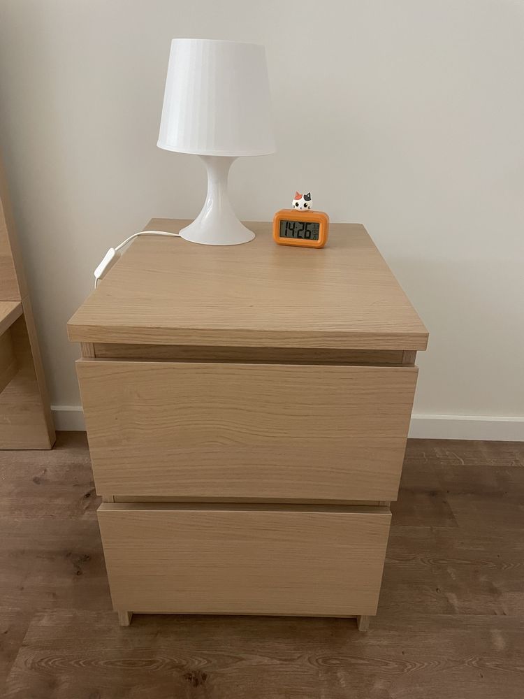 Quarto - cama+ mesa de cabeceira+ candeeiro