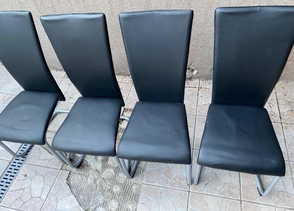 Skórzane czarne krzesła