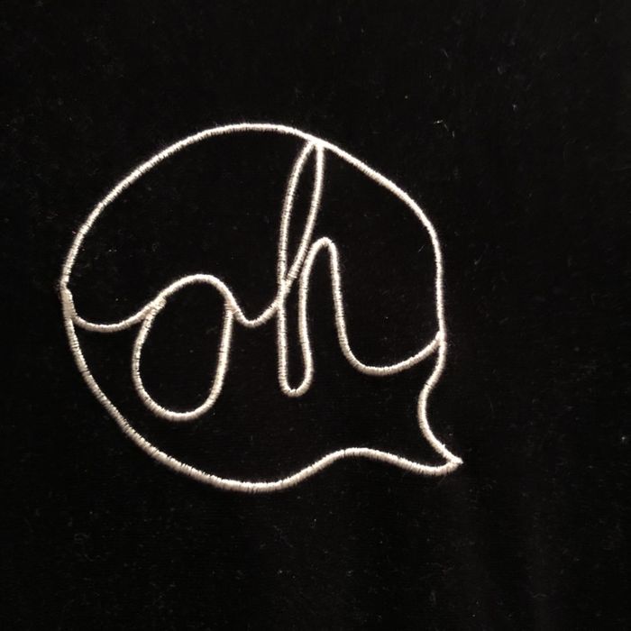 Czarna sukienka welurowa z haftami H&M Divided [38]