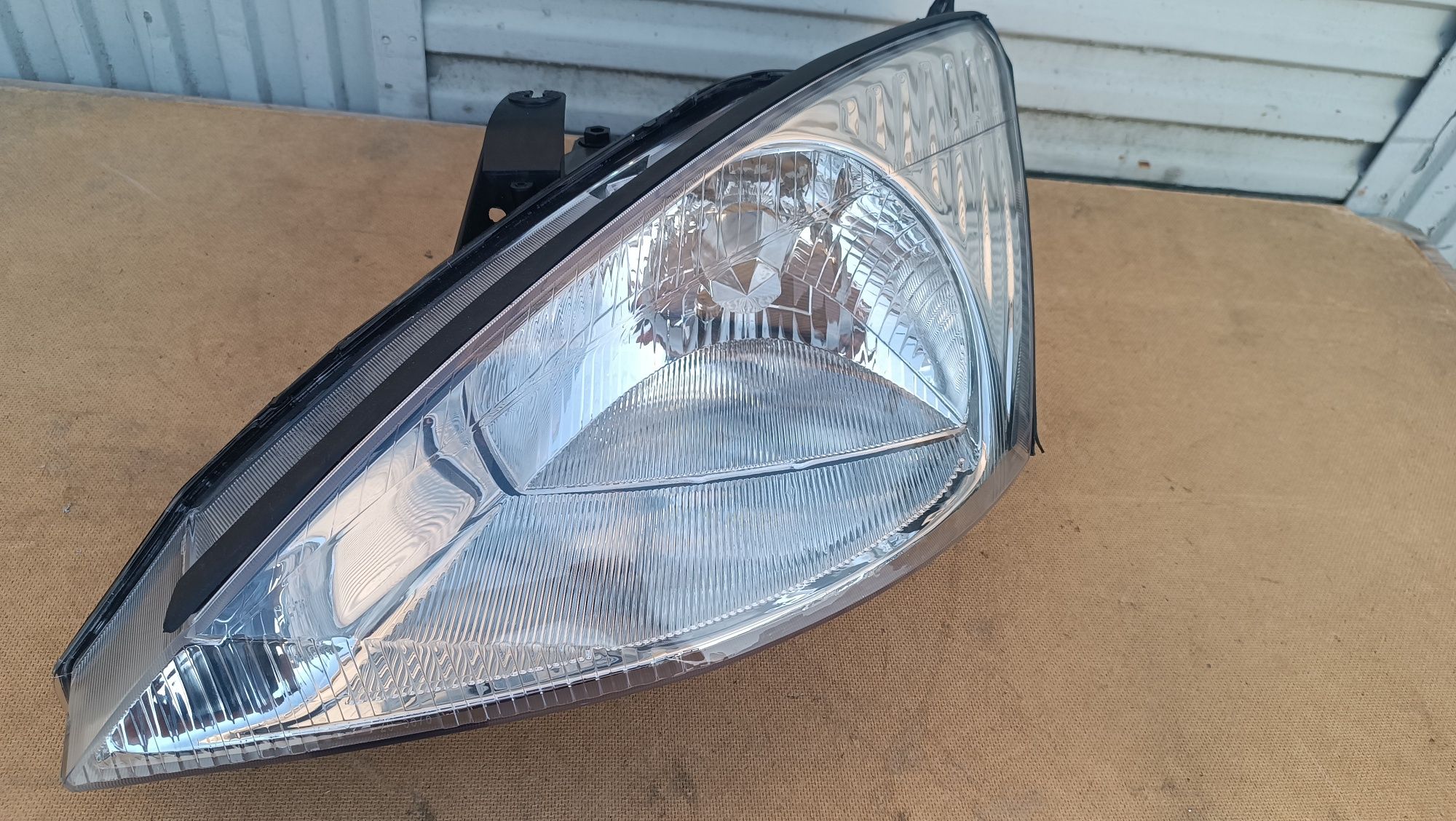 Vendo farol esquerdo de Ford focus ano 1998/2004