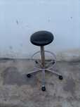 Vendo banco rotativo e com suporte de pés