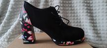 Buty na obcasie w kwiaty
