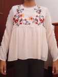Blusa com tecido fresco e flores