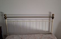Cama de ferro em branco com detalhes em dourado