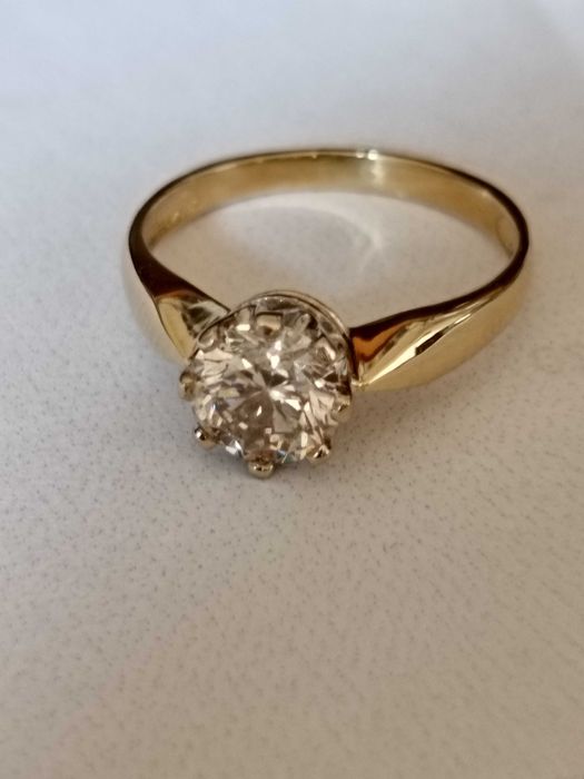 Złoty pierścionek 585 z brylantem 0,85ct (certyfikat)