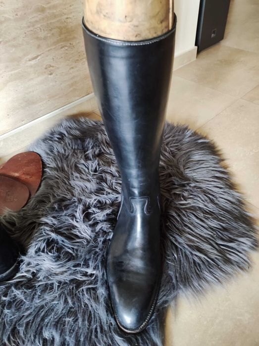 Przedwojenne oficerki z prawidłami do jazdy konnej.