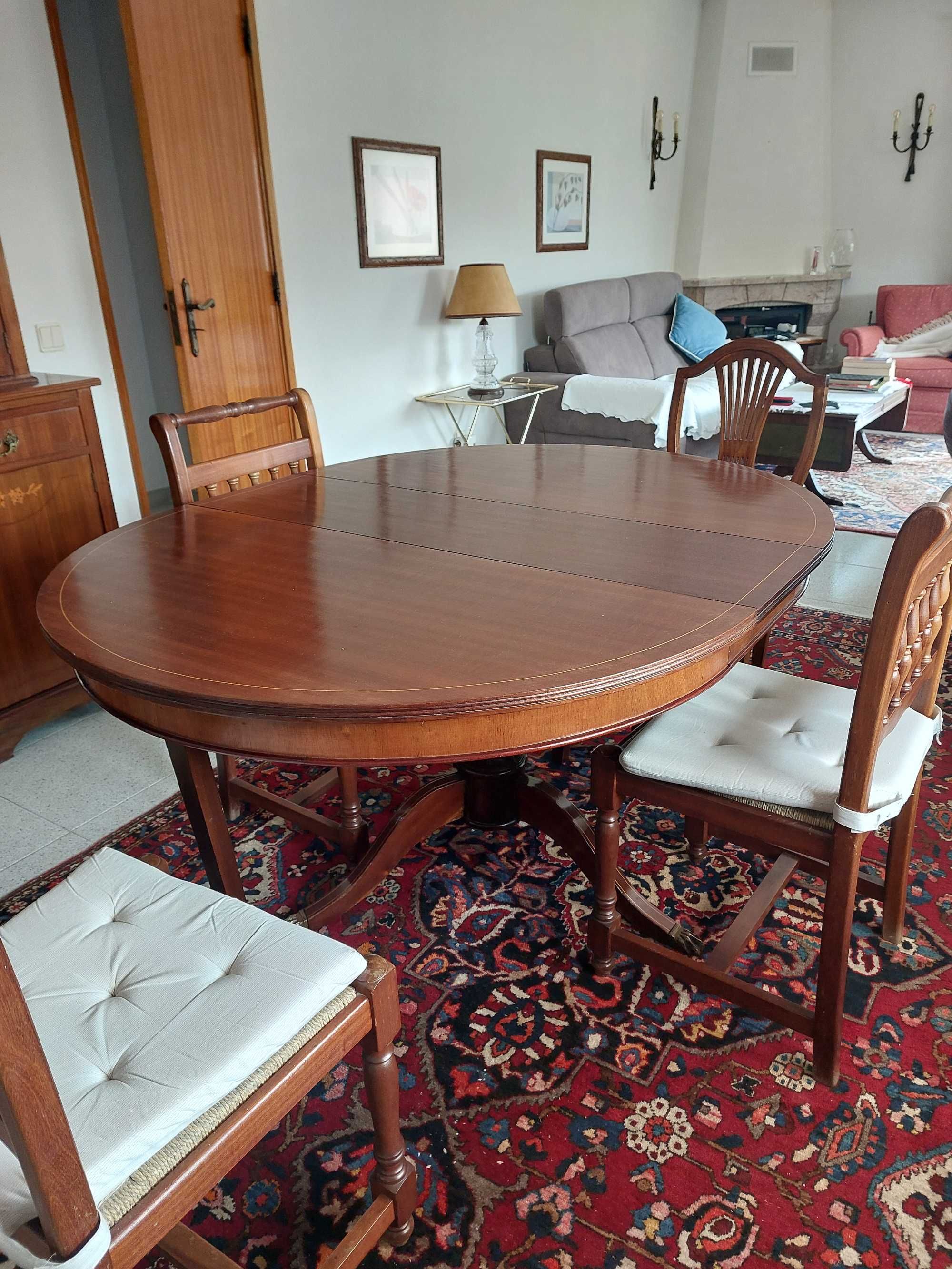 Mesa de jantar extensível em madeira