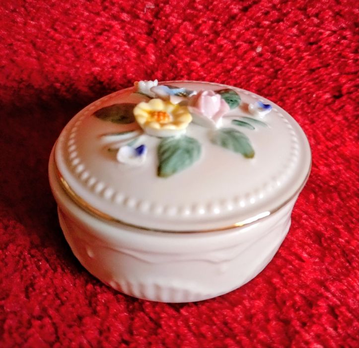 Małe puzderko, szkatułka. Ozdobne na biżuterię