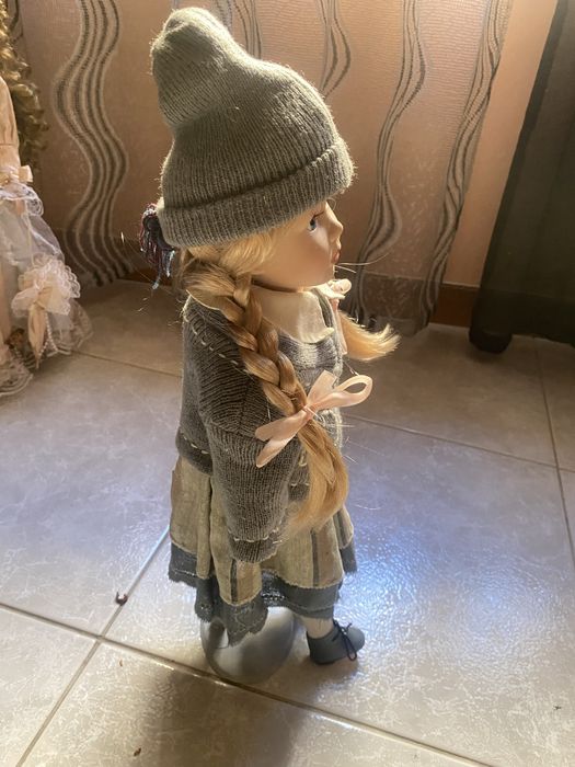 Boneca em porcelana .