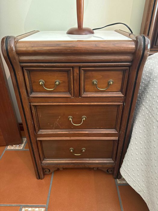 Mobília de quarto (carvalho/mármore) (cama de casal+2 mesas+cómoda)