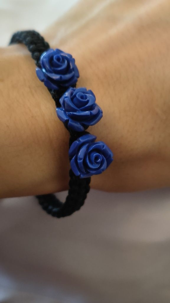 Pulseira macramé com rosas azul