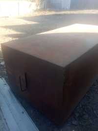 Железный  ящик для зерна