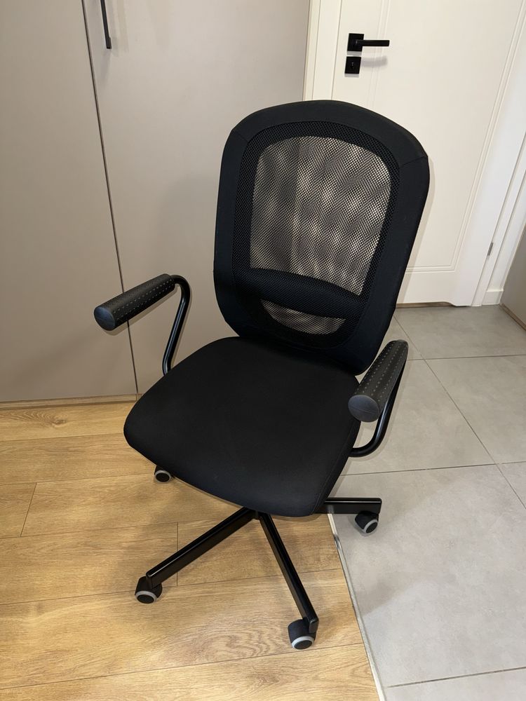 czarne krzesło biurowe ikea FLINTAN