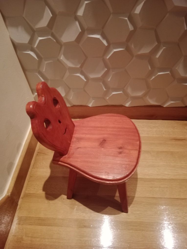 Krzesełko dla dziecka - drewniane