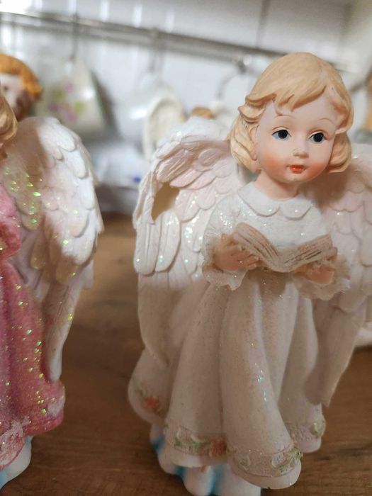 2 anioły czytające biały i różowy o wym. 14x8x7 cm