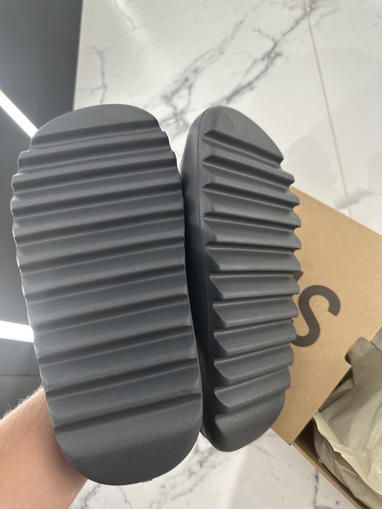 Продам yeezy slides new US10 slate grey