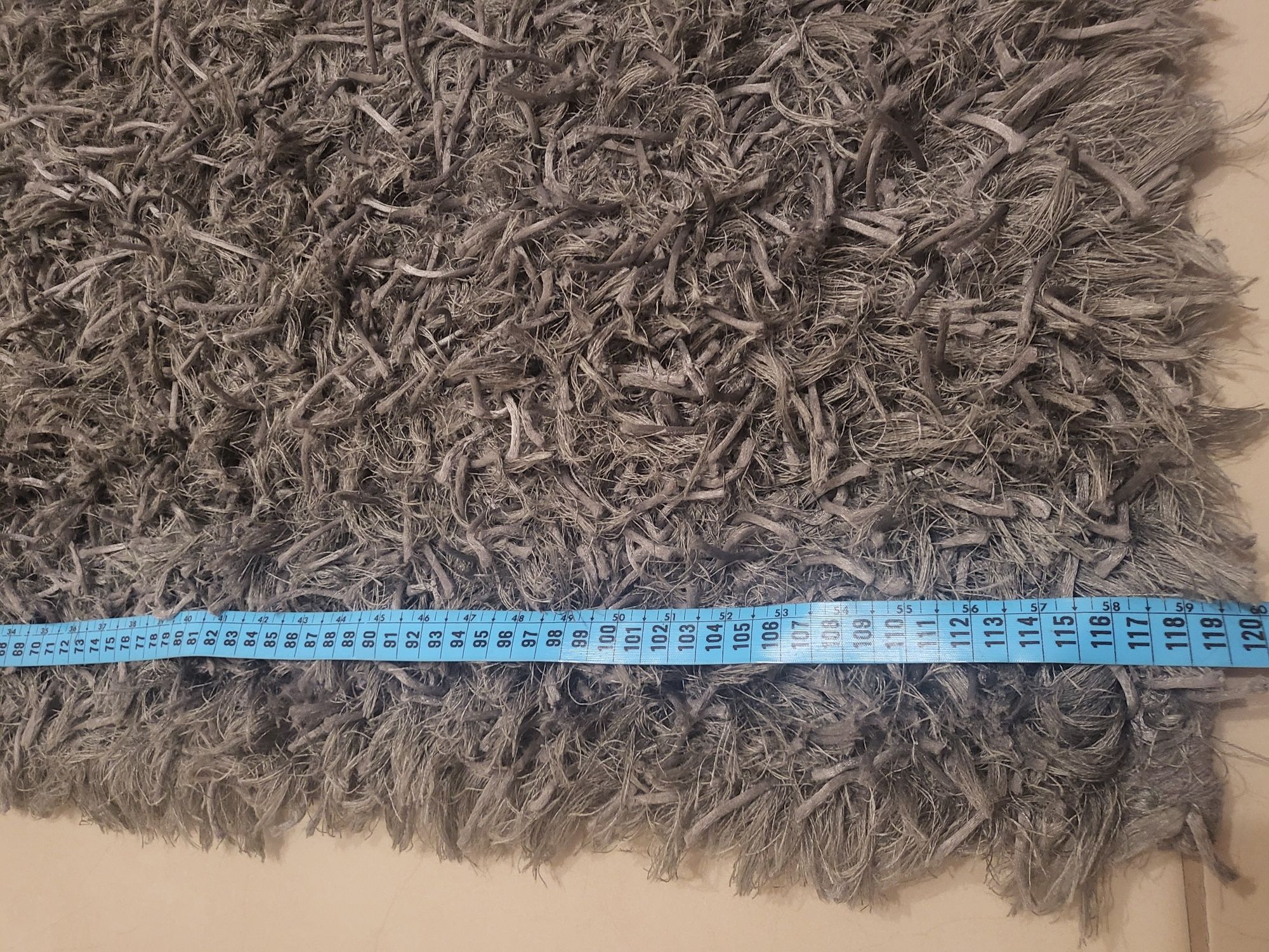 Carpete cinza com pelo grosso e fino