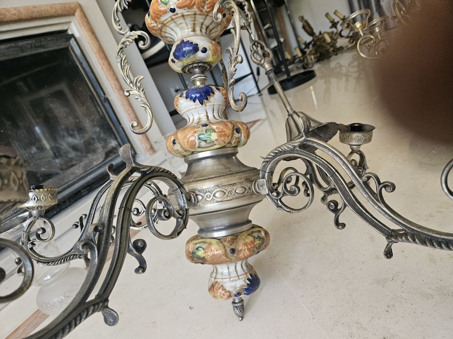 Espetacular candelabro de metal e loiça