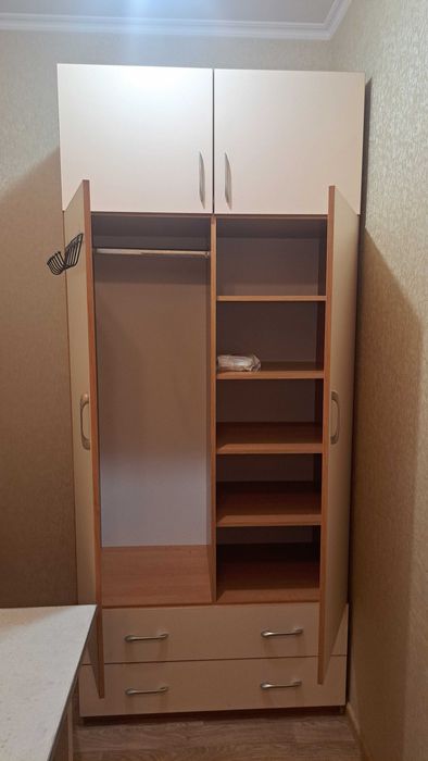 Шафа у вітальню або прихожу