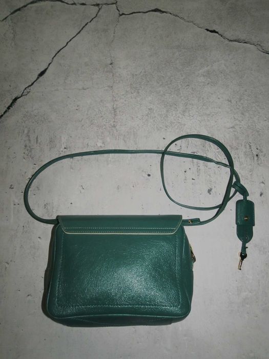Marc Jacobs skórzana torebka z długim paskiem