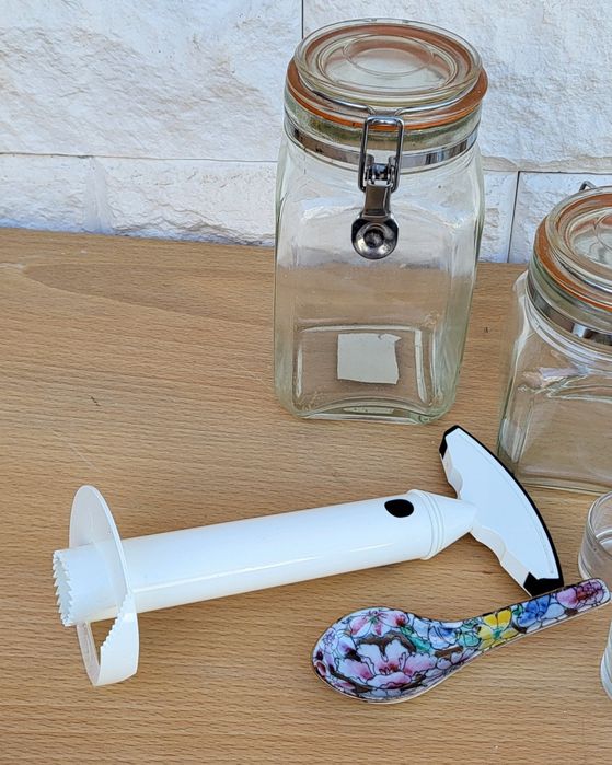 Frascos herméticos e descascador de ananás