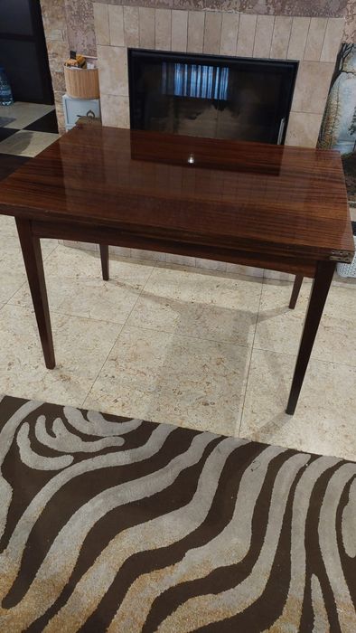 Стіл лакований розкладний