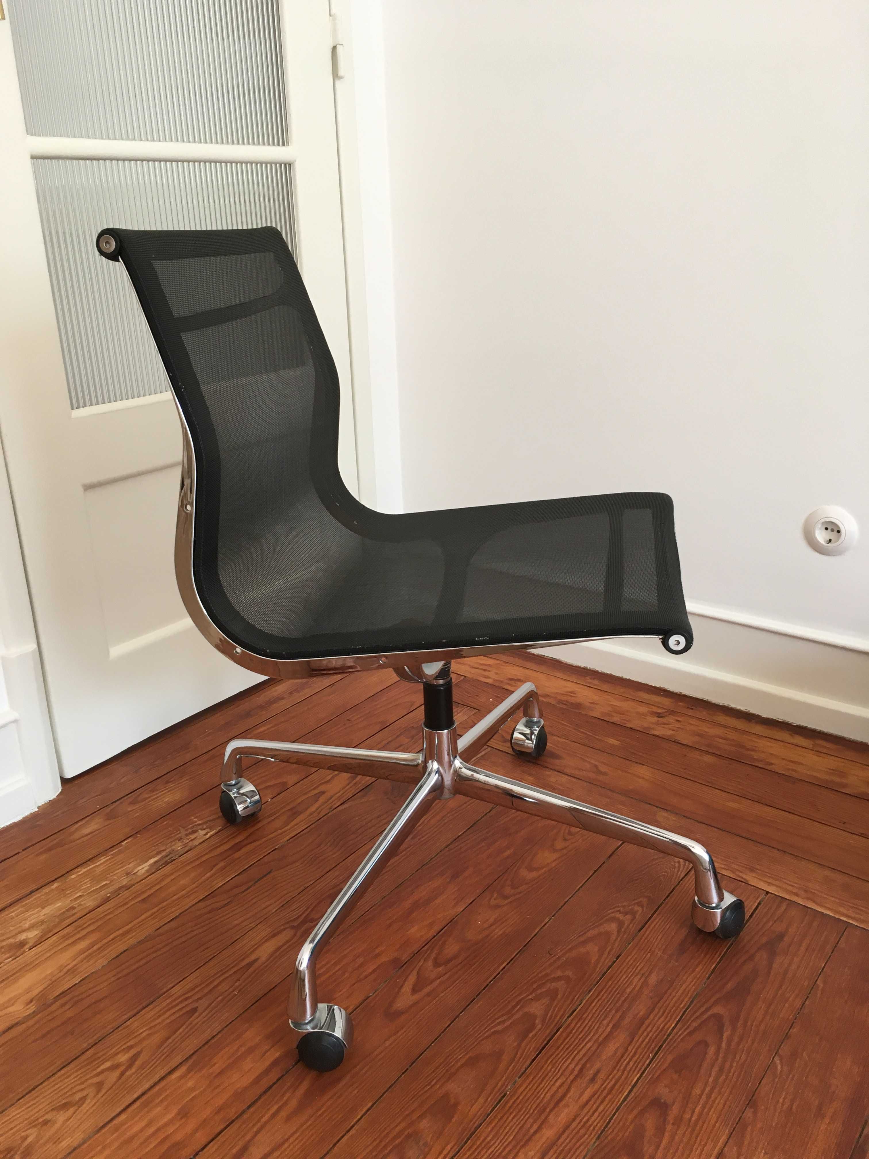 Cadeira  – Charles & Ray Eames – – EA 108 Aluminum Group -ICF